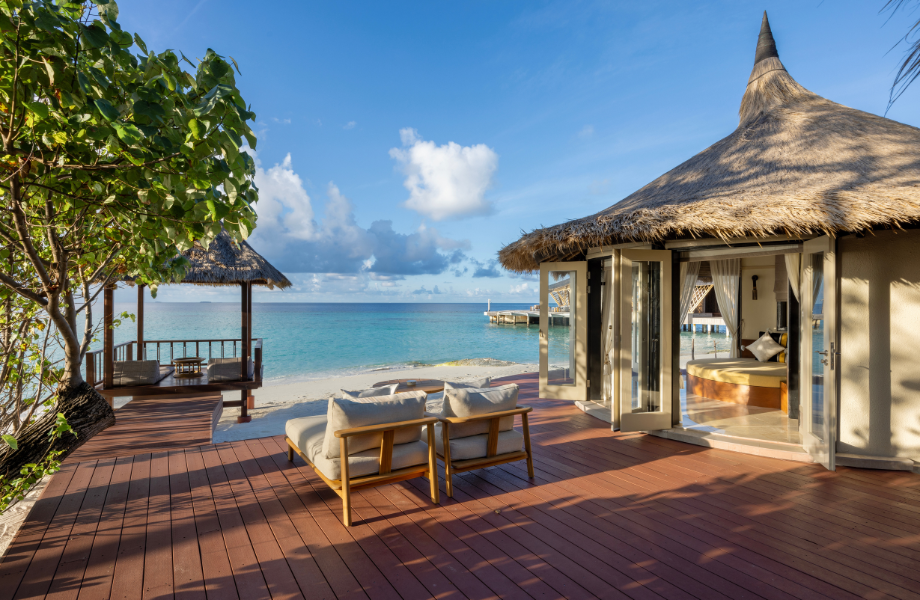 Grand Beachfront Pool Villa at Banyan Tree Vabbinfaru, view 3